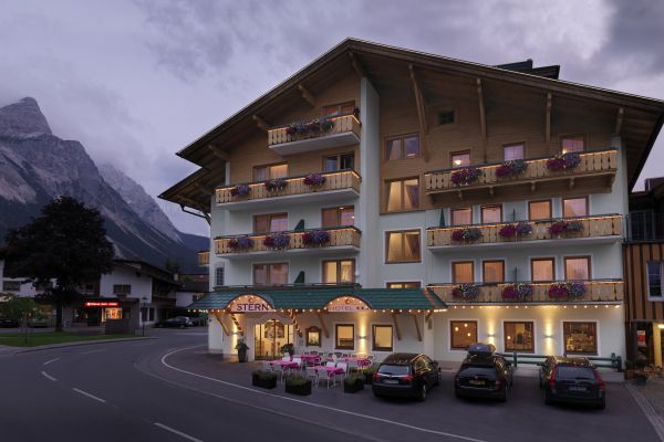 Hotel Stern Ehrwald Nachtaufnahme Aussenansicht